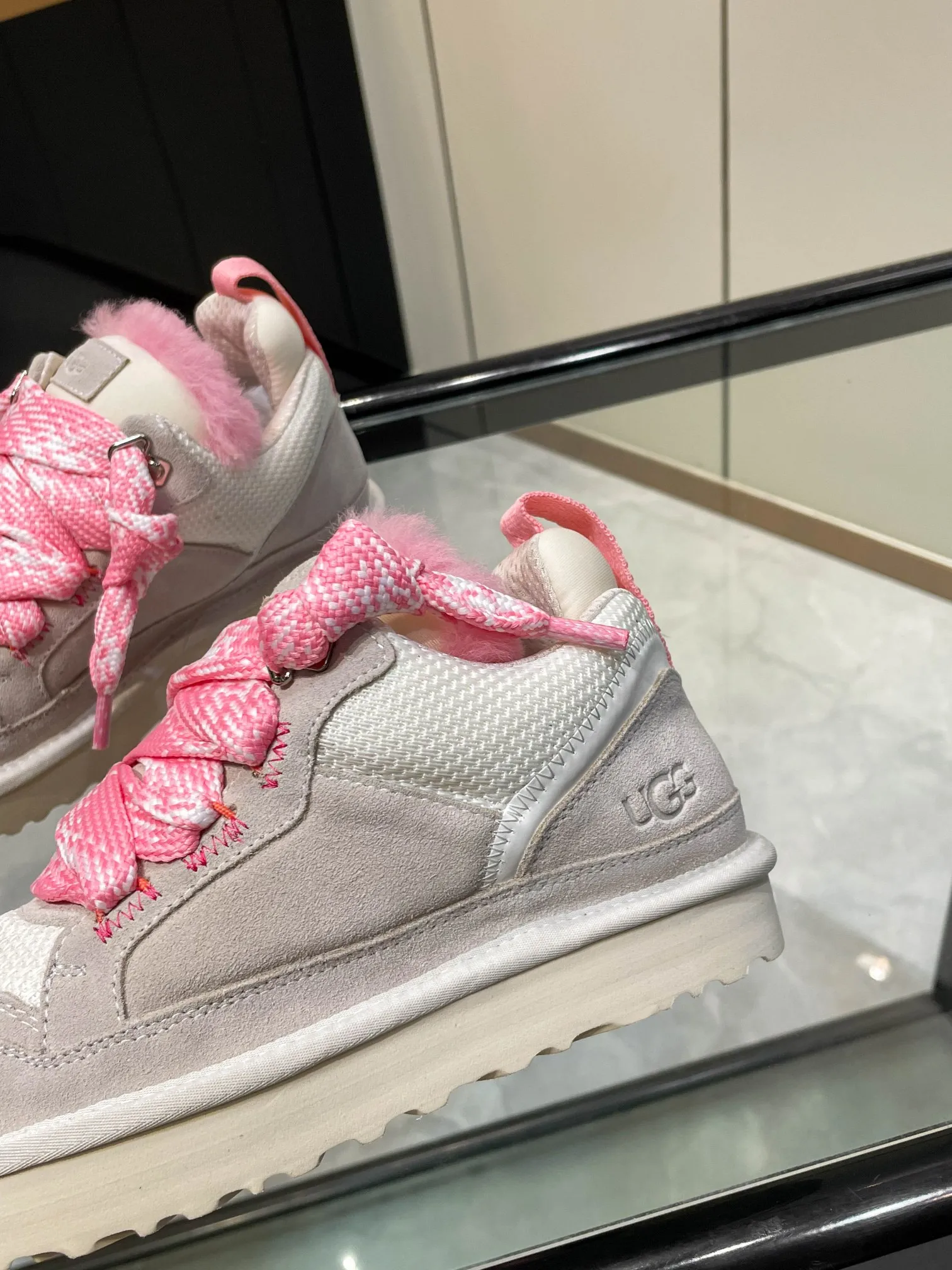 Men's men's shoes P540! UGG~25vs popular platform thick-soled casual shoes series... [Round-toe thick-soled casual shoes] A shoe that does not clash with shirts, simple partition design ➕ spotted outsole, silk curls on the upper, a must-have for autumn and winter, can be worn with any pants or skirt, very comfortable and beautiful on the feet... ❶Material: Original customized cow ➕Breathable mesh ❷Inner lining: Original customized wool ❸ Foot pads: Original customized sheepskin ❹Outsole: Original molded wear-resistant velvet foam outsole ❺Number of codes: 35-41 ❻Packaging: Original full set of packaging ☀Color: Official website updated simultaneously